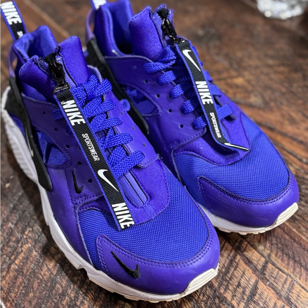 Nike men’s Vibrant Purple Sneakers